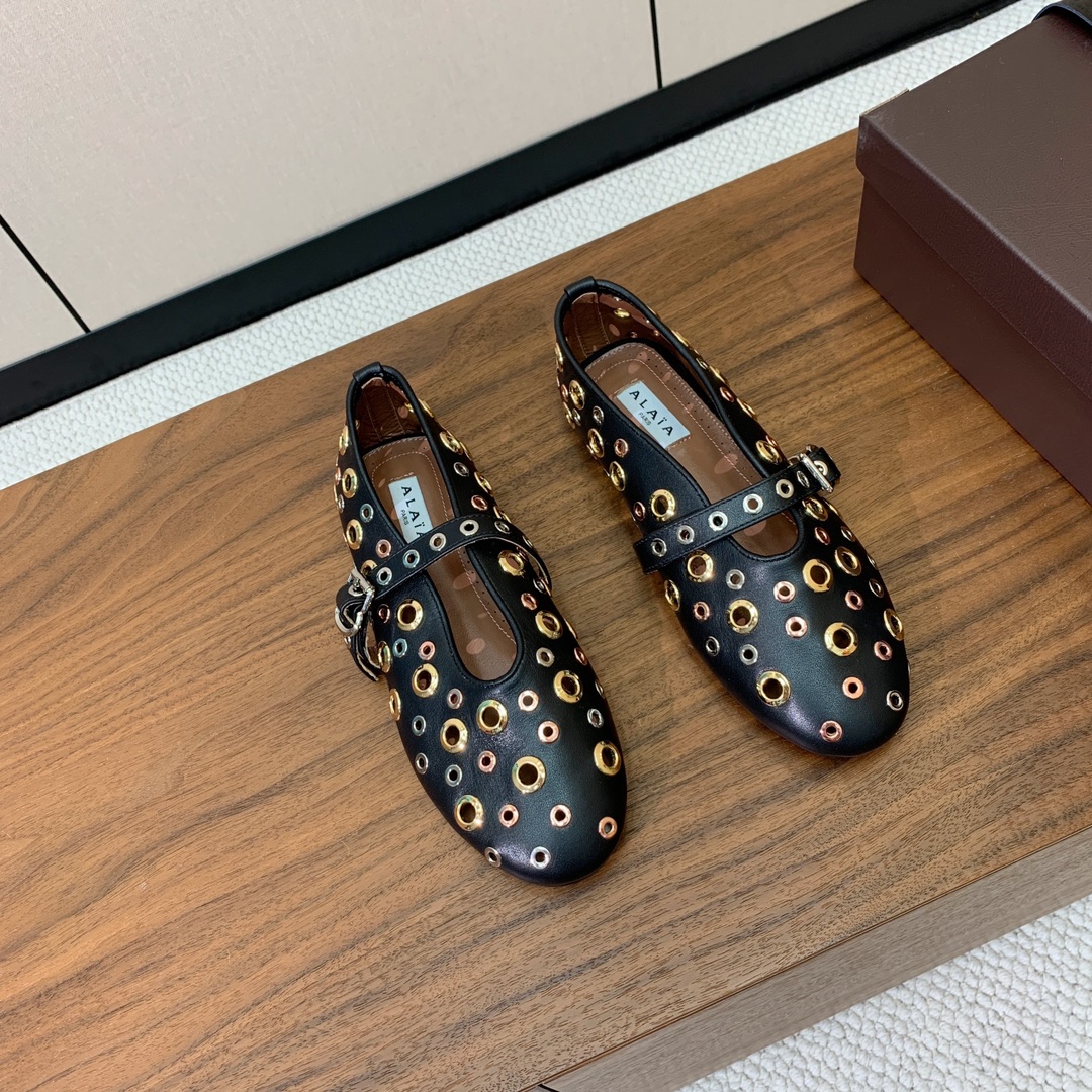 【Alaia】芭蕾舞平底鞋。顶级版。超级火，上脚超舒服超美。鞋面牛皮，羊皮垫脚，橡胶底，原版小皮箱。
码