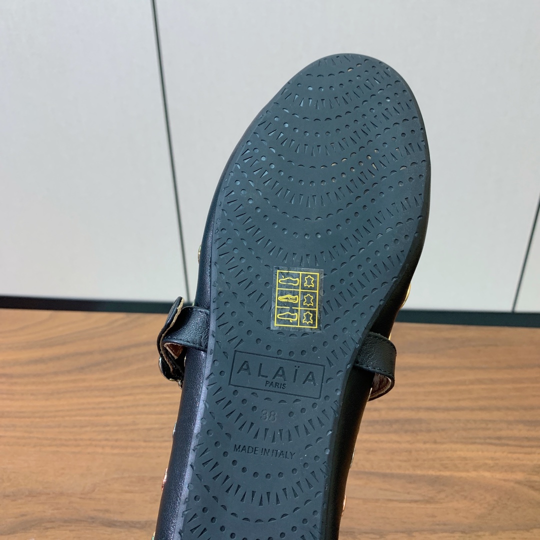 【Alaia】芭蕾舞平底鞋。顶级版。超级火，上脚超舒服超美。鞋面牛皮，羊皮垫脚，橡胶底，原版小皮箱。
码