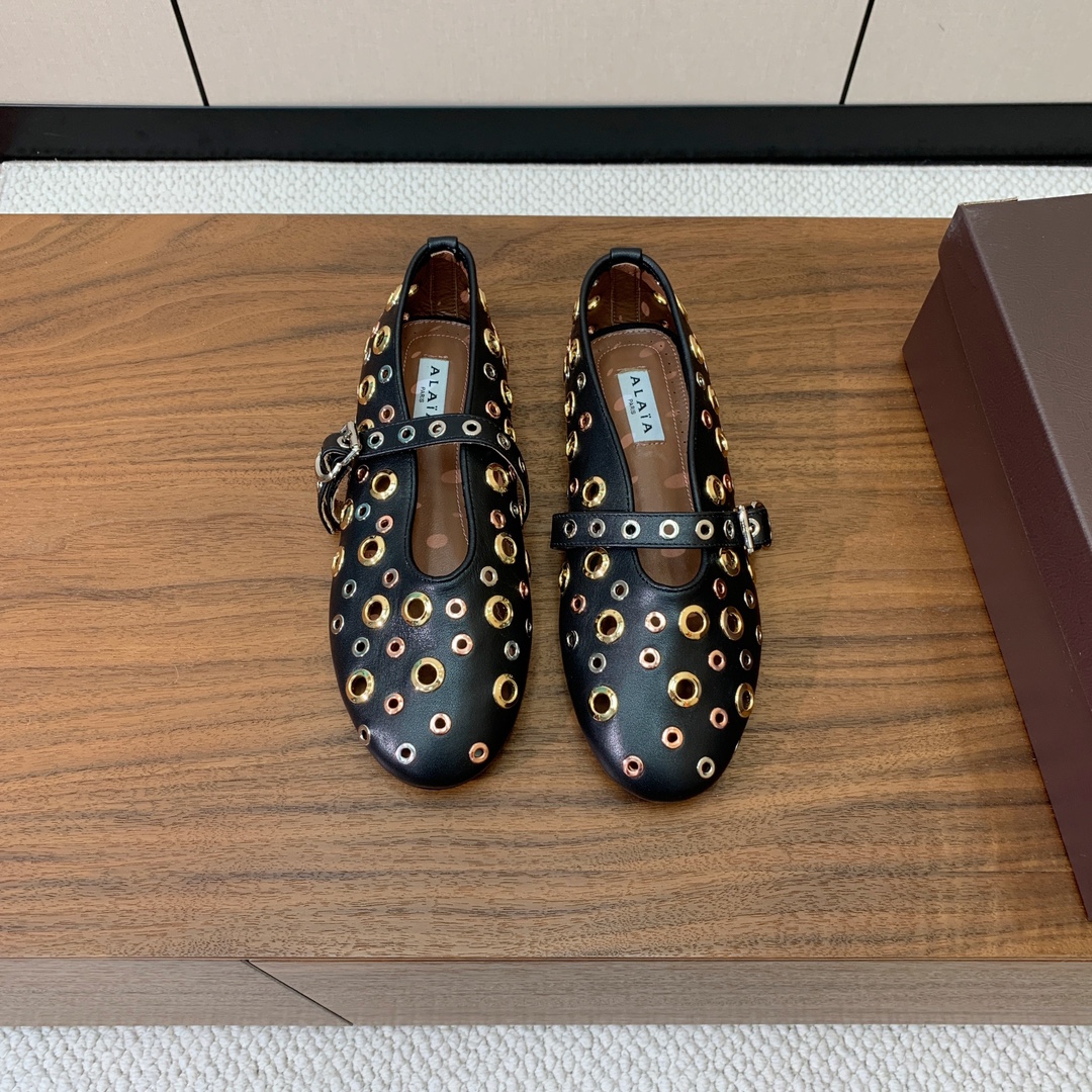 【Alaia】芭蕾舞平底鞋。顶级版。超级火，上脚超舒服超美。鞋面牛皮，羊皮垫脚，橡胶底，原版小皮箱。
码