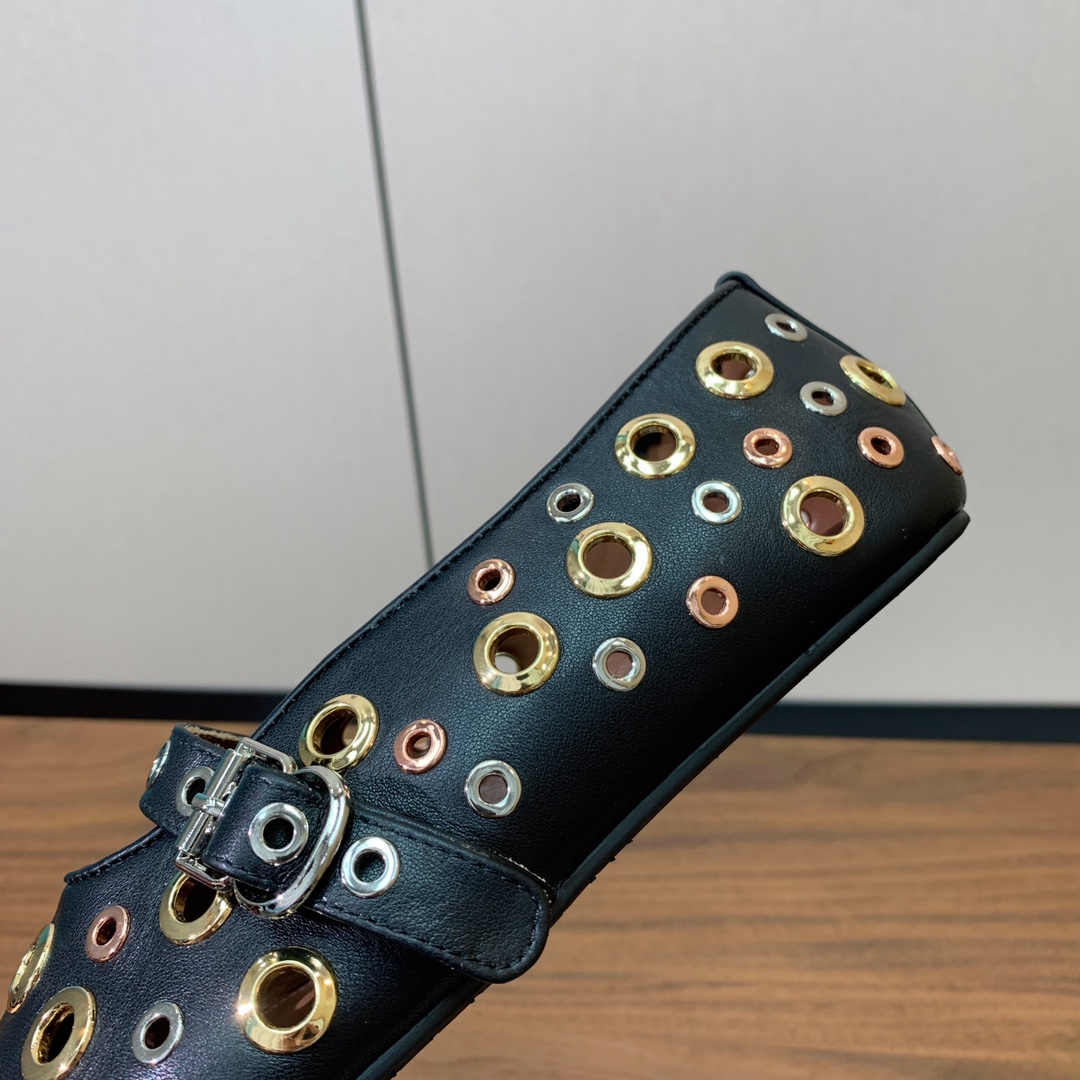 【Alaia】芭蕾舞平底鞋。顶级版。超级火，上脚超舒服超美。鞋面牛皮，羊皮垫脚，橡胶底，原版小皮箱。
码