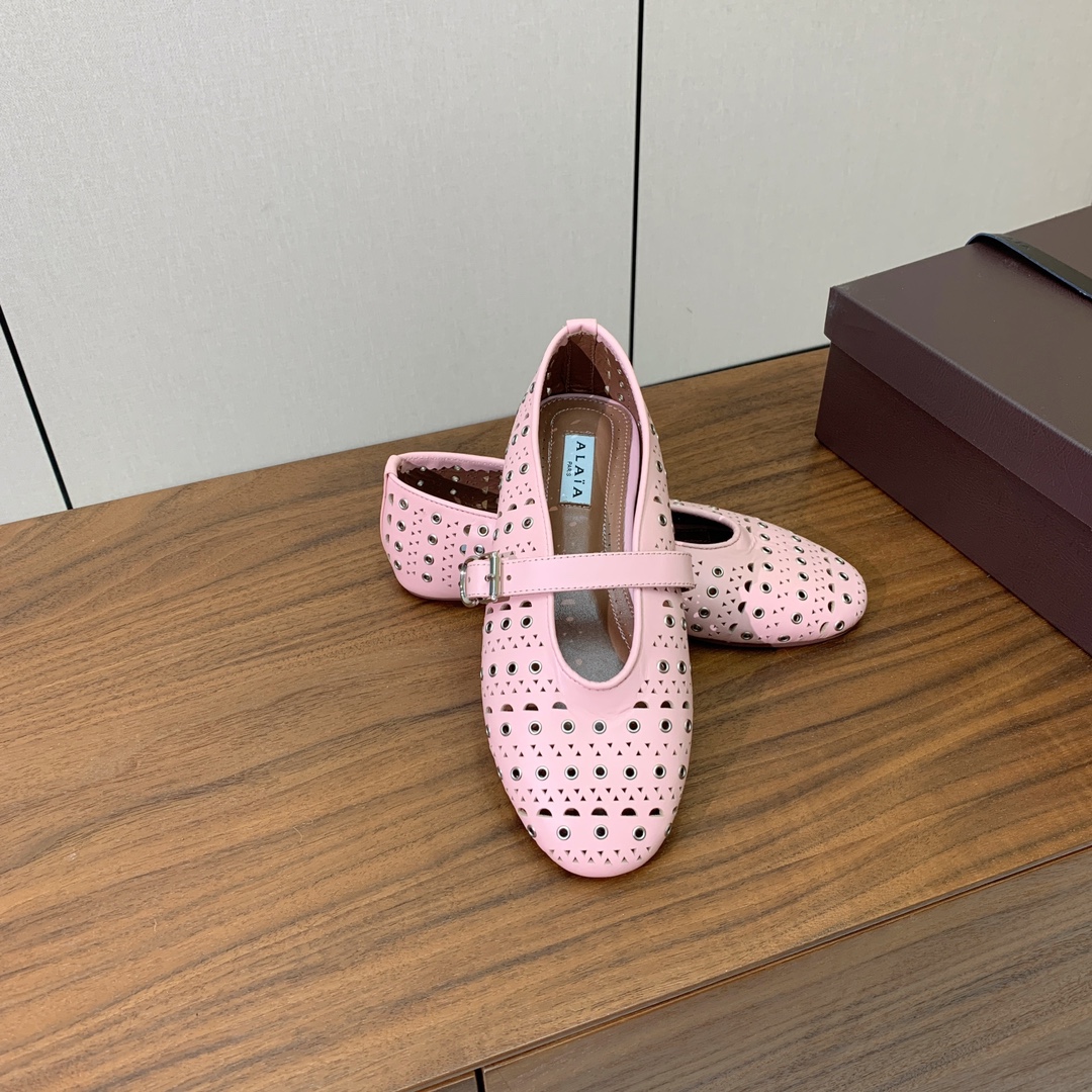 【Alaia】芭蕾舞平底鞋。顶级版。超级火，上脚超舒服超美。鞋面牛皮，羊皮垫脚，橡胶底，原版小皮箱。
码