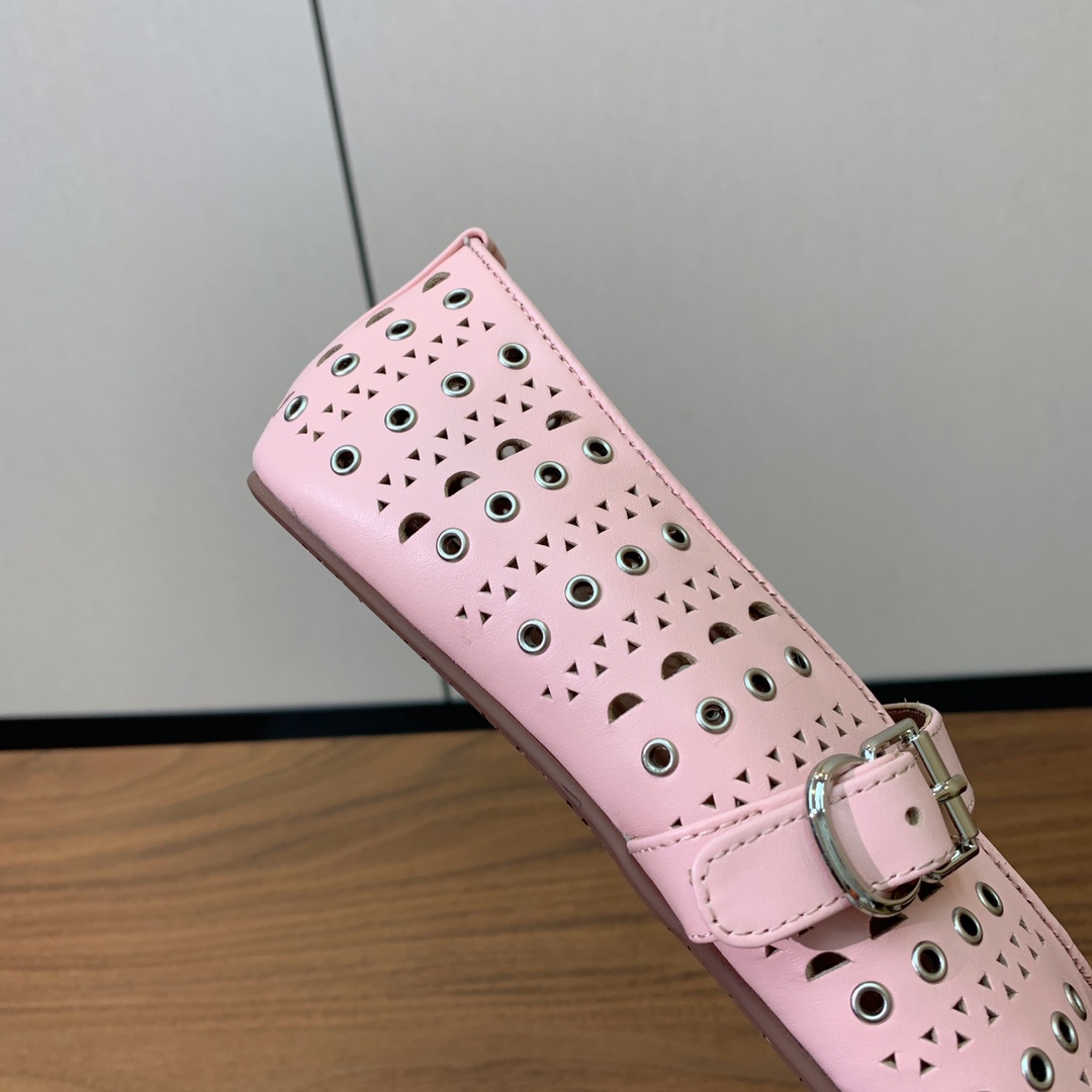 【Alaia】芭蕾舞平底鞋。顶级版。超级火，上脚超舒服超美。鞋面牛皮，羊皮垫脚，橡胶底，原版小皮箱。
码