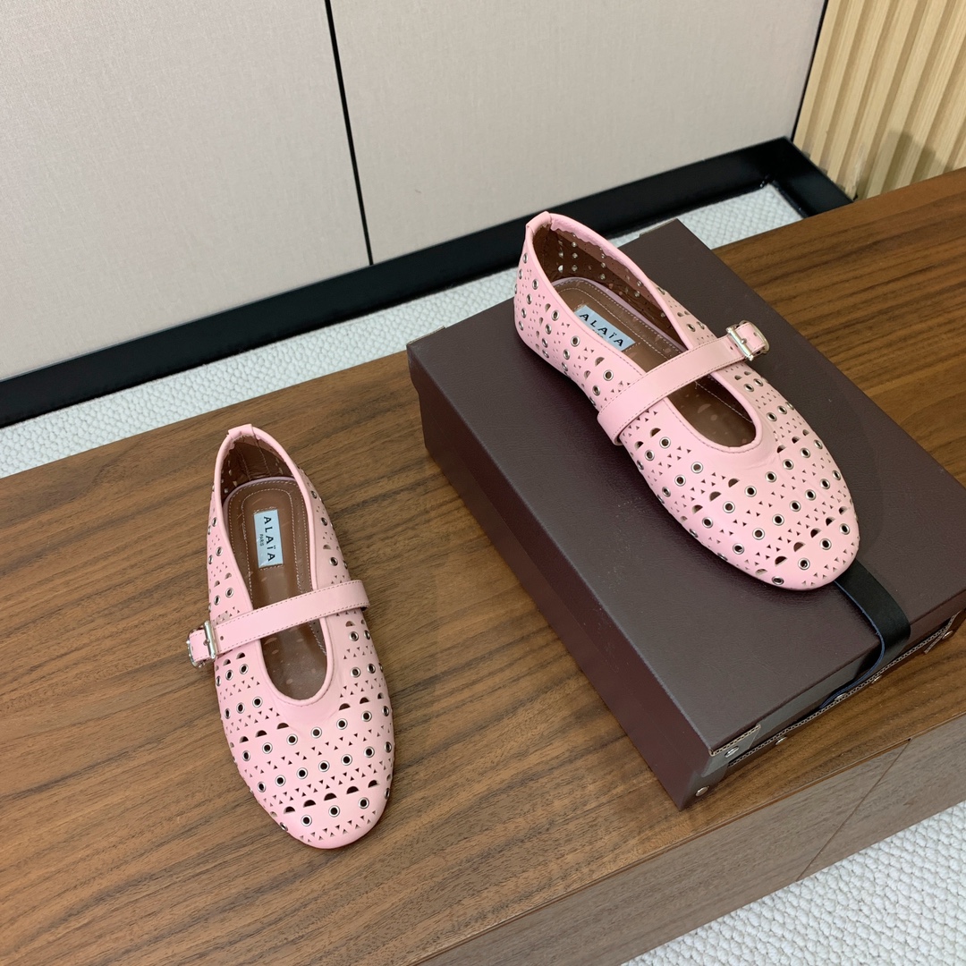 【Alaia】芭蕾舞平底鞋。顶级版。超级火，上脚超舒服超美。鞋面牛皮，羊皮垫脚，橡胶底，原版小皮箱。
码