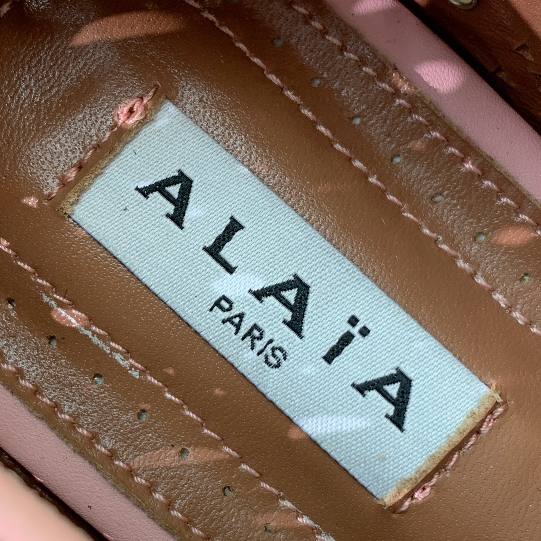 【Alaia】芭蕾舞平底鞋。顶级版。超级火，上脚超舒服超美。鞋面牛皮，羊皮垫脚，橡胶底，原版小皮箱。
码