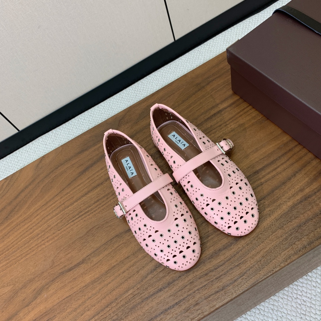 【Alaia】芭蕾舞平底鞋。顶级版。超级火，上脚超舒服超美。鞋面牛皮，羊皮垫脚，橡胶底，原版小皮箱。
码