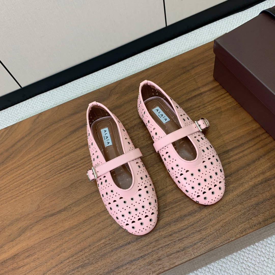 【Alaia】芭蕾舞平底鞋。顶级版。超级火，上脚超舒服超美。鞋面牛皮，羊皮垫脚，橡胶底，原版小皮箱。
码