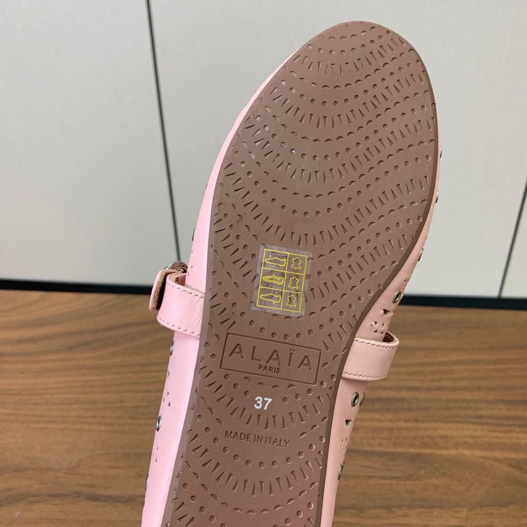 【Alaia】芭蕾舞平底鞋。顶级版。超级火，上脚超舒服超美。鞋面牛皮，羊皮垫脚，橡胶底，原版小皮箱。
码
