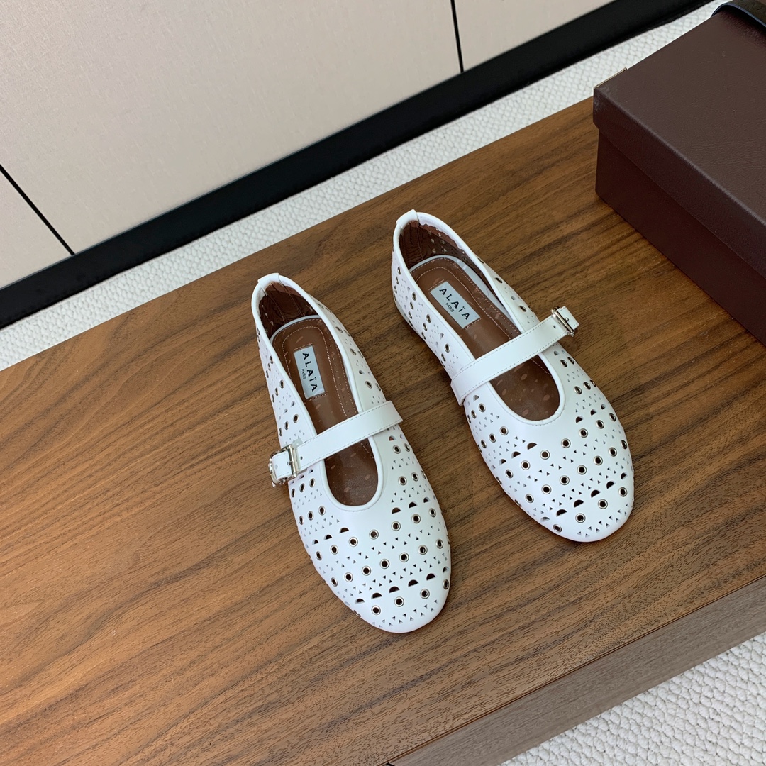【Alaia】芭蕾舞平底鞋。顶级版。超级火，上脚超舒服超美。鞋面牛皮，羊皮垫脚，橡胶底，原版小皮箱。
码