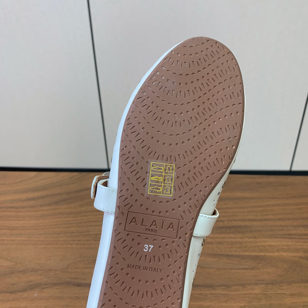 【Alaia】芭蕾舞平底鞋。顶级版。超级火，上脚超舒服超美。鞋面牛皮，羊皮垫脚，橡胶底，原版小皮箱。
码
