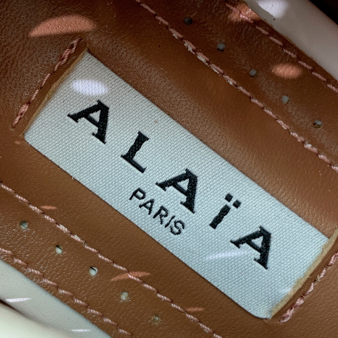 【Alaia】芭蕾舞平底鞋。顶级版。超级火，上脚超舒服超美。鞋面牛皮，羊皮垫脚，橡胶底，原版小皮箱。
码