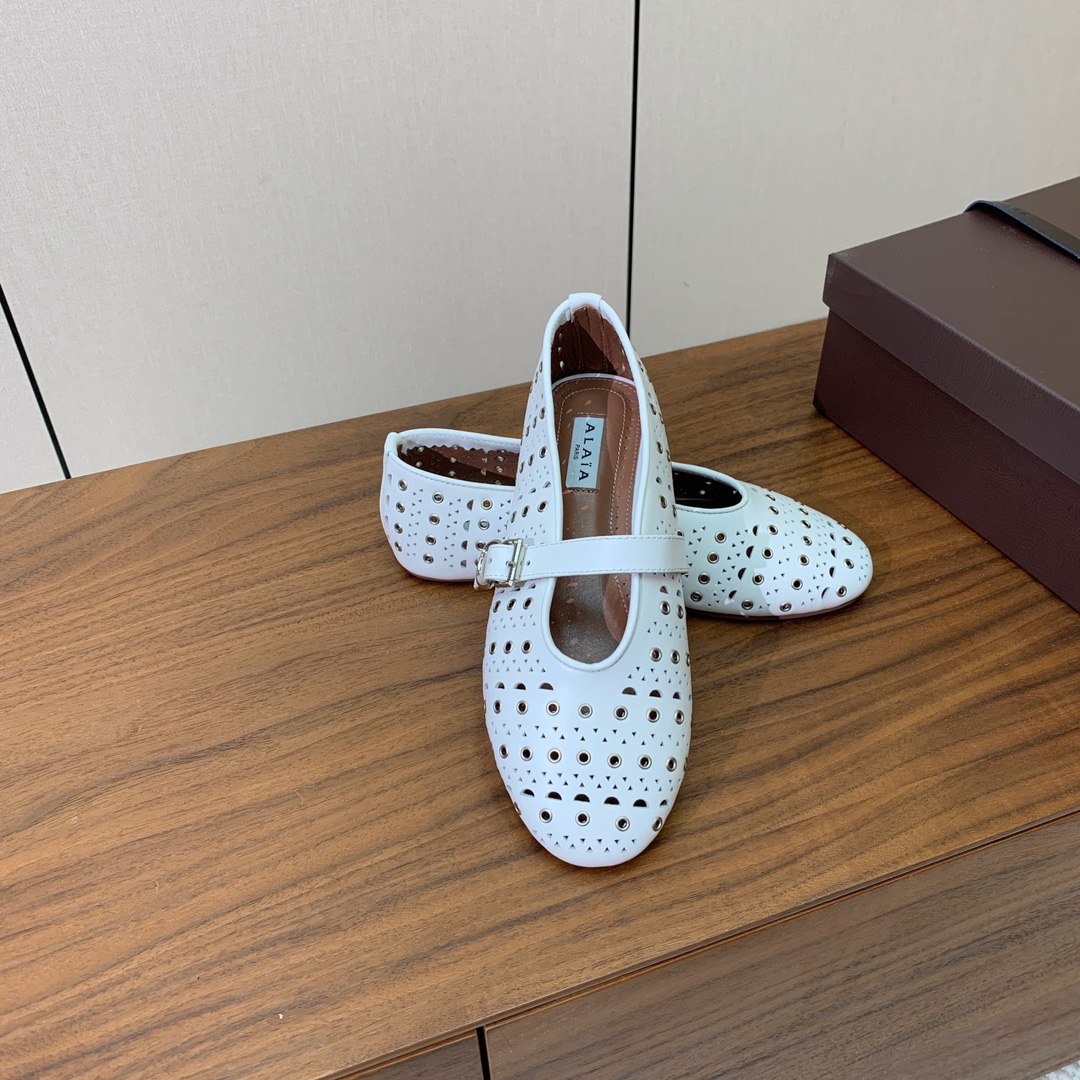 【Alaia】芭蕾舞平底鞋。顶级版。超级火，上脚超舒服超美。鞋面牛皮，羊皮垫脚，橡胶底，原版小皮箱。
码