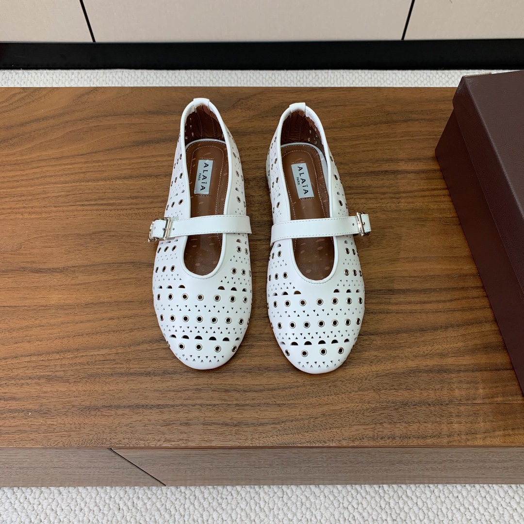 【Alaia】芭蕾舞平底鞋。顶级版。超级火，上脚超舒服超美。鞋面牛皮，羊皮垫脚，橡胶底，原版小皮箱。
码