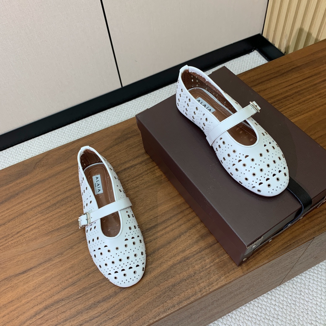 【Alaia】芭蕾舞平底鞋。顶级版。超级火，上脚超舒服超美。鞋面牛皮，羊皮垫脚，橡胶底，原版小皮箱。
码