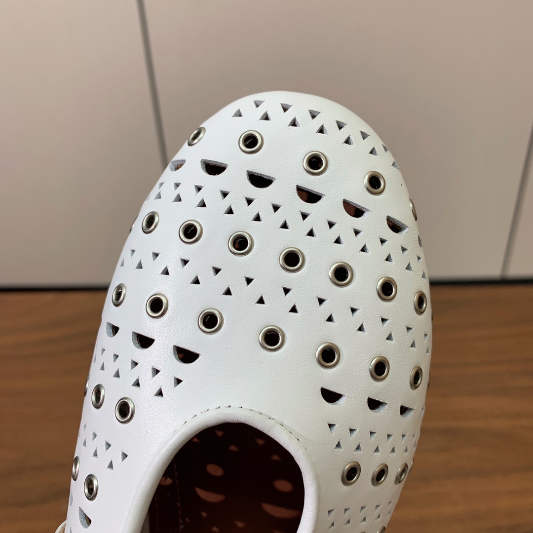 【Alaia】芭蕾舞平底鞋。顶级版。超级火，上脚超舒服超美。鞋面牛皮，羊皮垫脚，橡胶底，原版小皮箱。
码