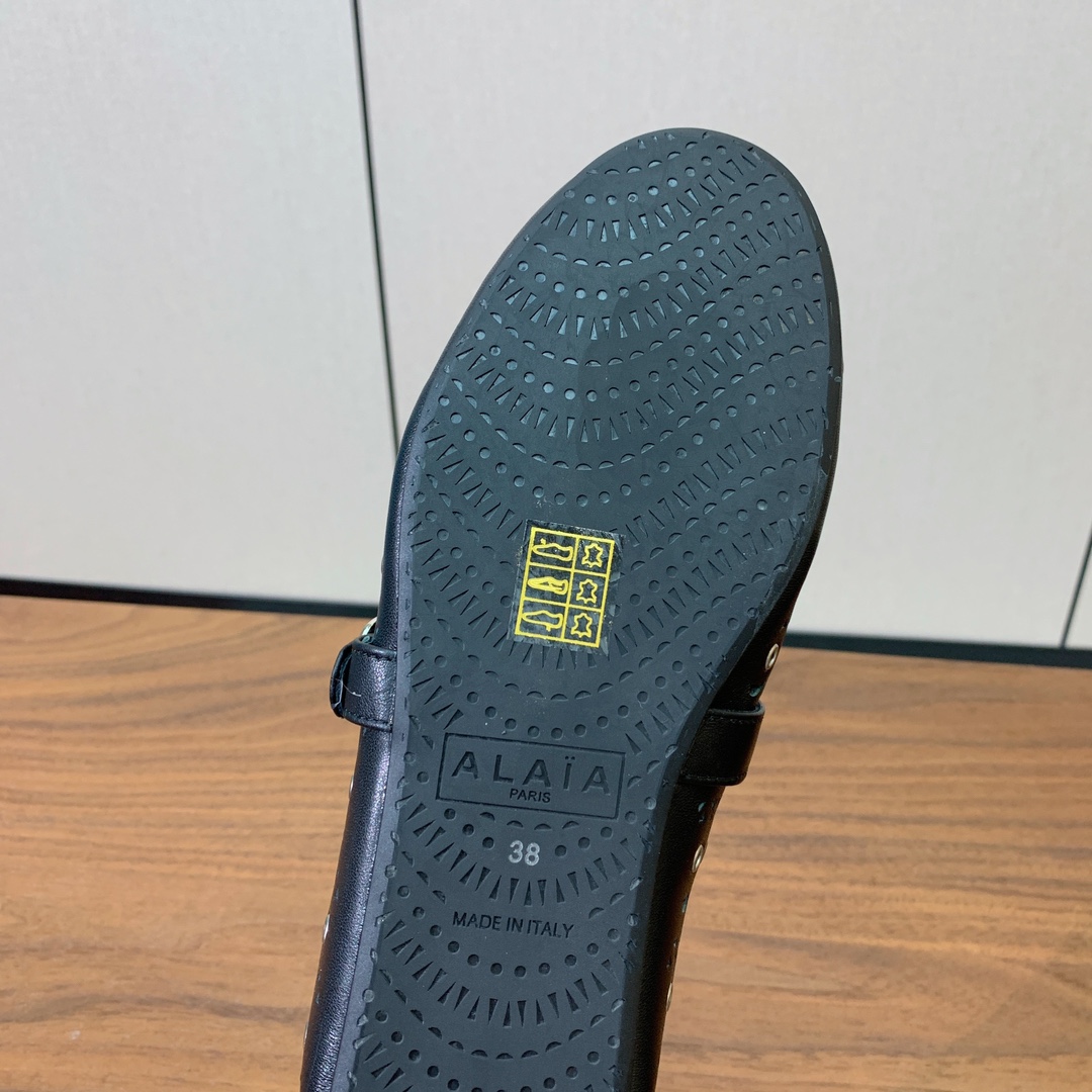 【Alaia】芭蕾舞平底鞋。顶级版。超级火，上脚超舒服超美。鞋面牛皮，羊皮垫脚，橡胶底，原版小皮箱。
码