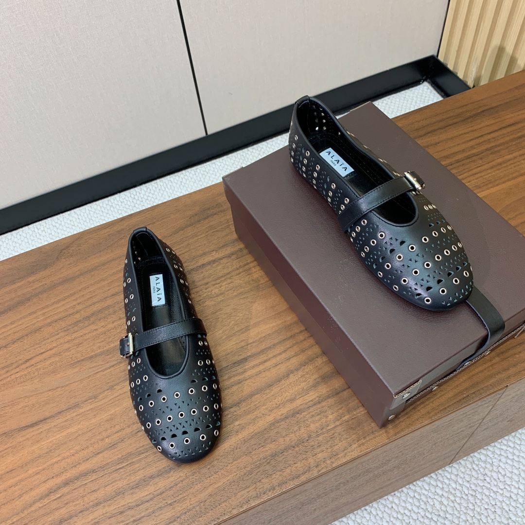 【Alaia】芭蕾舞平底鞋。顶级版。超级火，上脚超舒服超美。鞋面牛皮，羊皮垫脚，橡胶底，原版小皮箱。
码