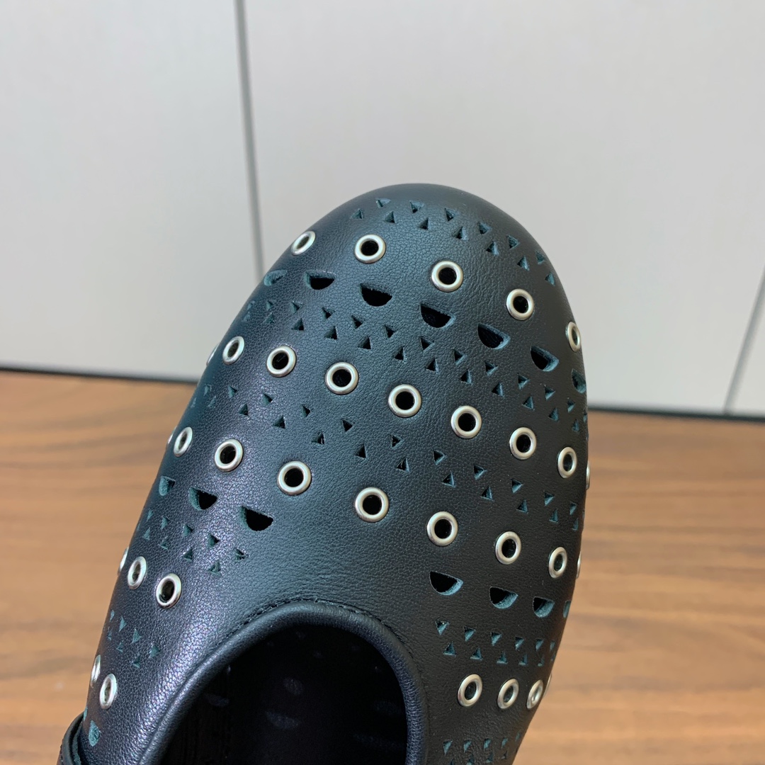 【Alaia】芭蕾舞平底鞋。顶级版。超级火，上脚超舒服超美。鞋面牛皮，羊皮垫脚，橡胶底，原版小皮箱。
码