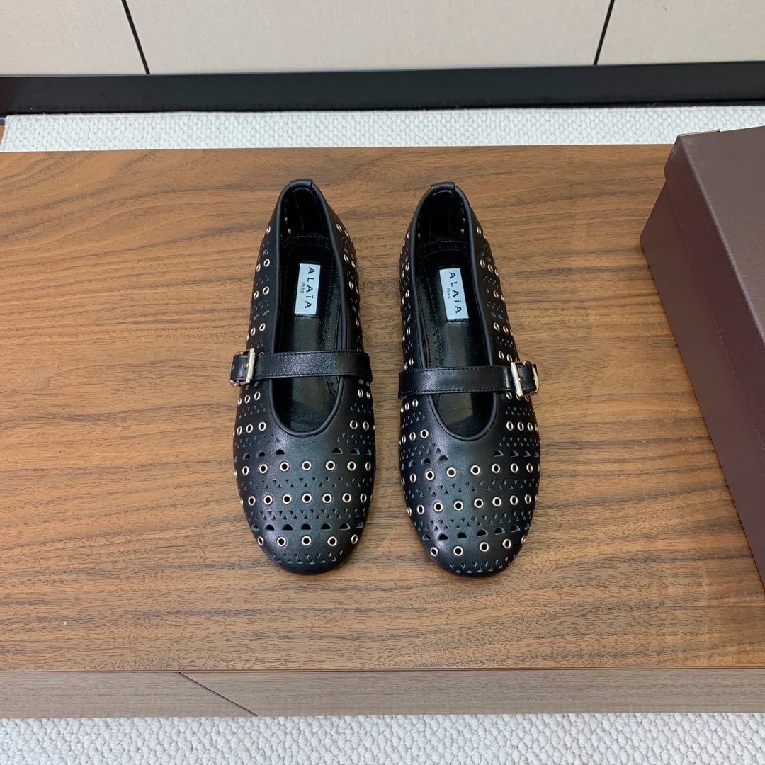 【Alaia】芭蕾舞平底鞋。顶级版。超级火，上脚超舒服超美。鞋面牛皮，羊皮垫脚，橡胶底，原版小皮箱。
码