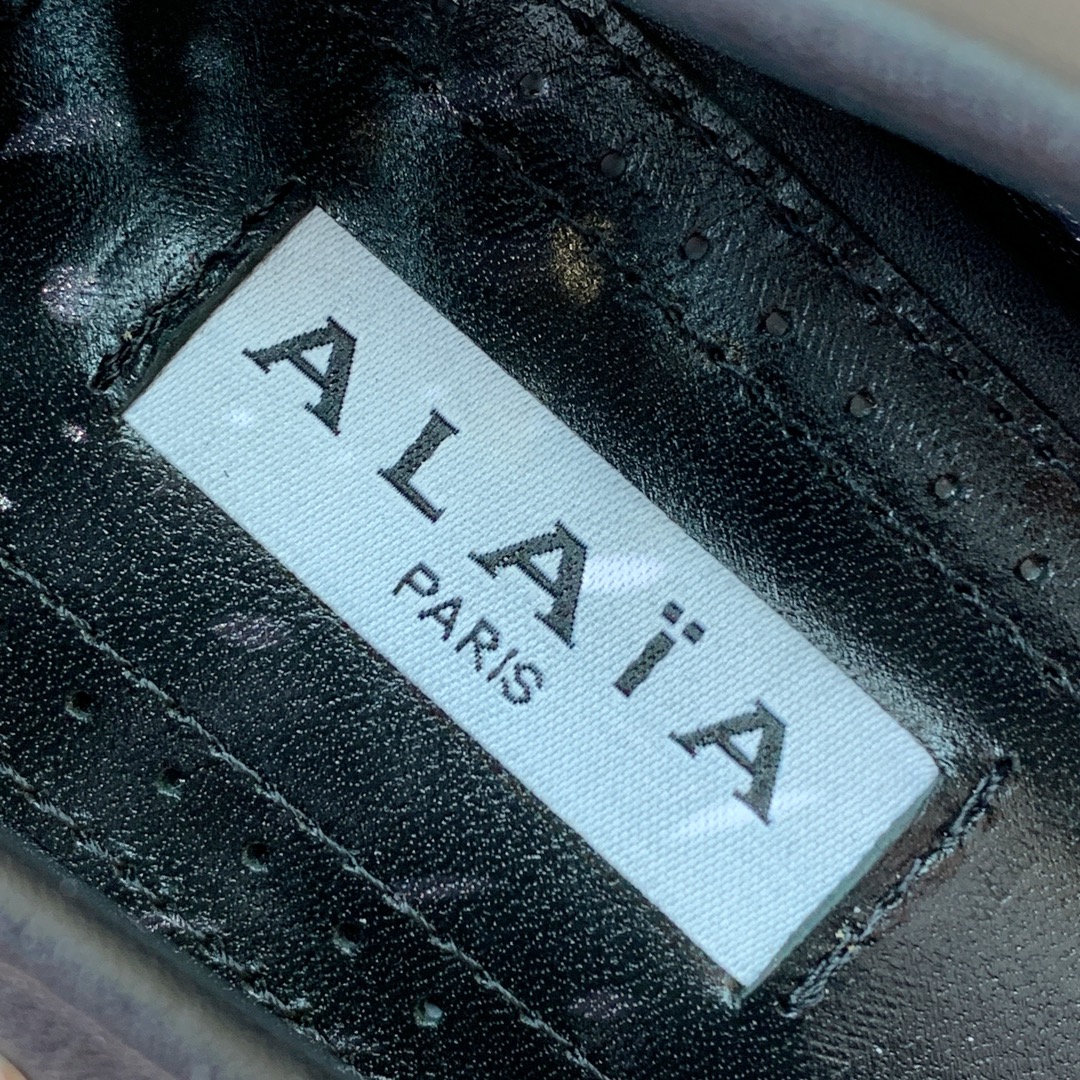 【Alaia】芭蕾舞平底鞋。顶级版。超级火，上脚超舒服超美。鞋面牛皮，羊皮垫脚，橡胶底，原版小皮箱。
码