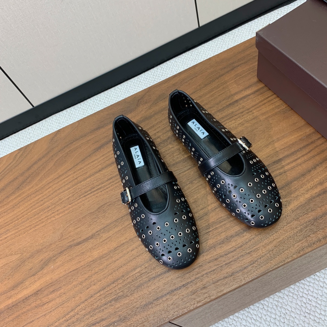 【Alaia】芭蕾舞平底鞋。顶级版。超级火，上脚超舒服超美。鞋面牛皮，羊皮垫脚，橡胶底，原版小皮箱。
码