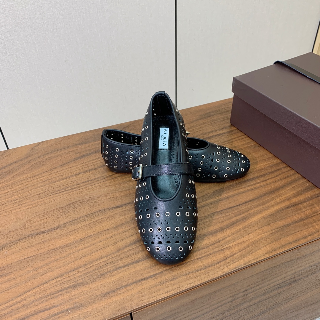 【Alaia】芭蕾舞平底鞋。顶级版。超级火，上脚超舒服超美。鞋面牛皮，羊皮垫脚，橡胶底，原版小皮箱。
码