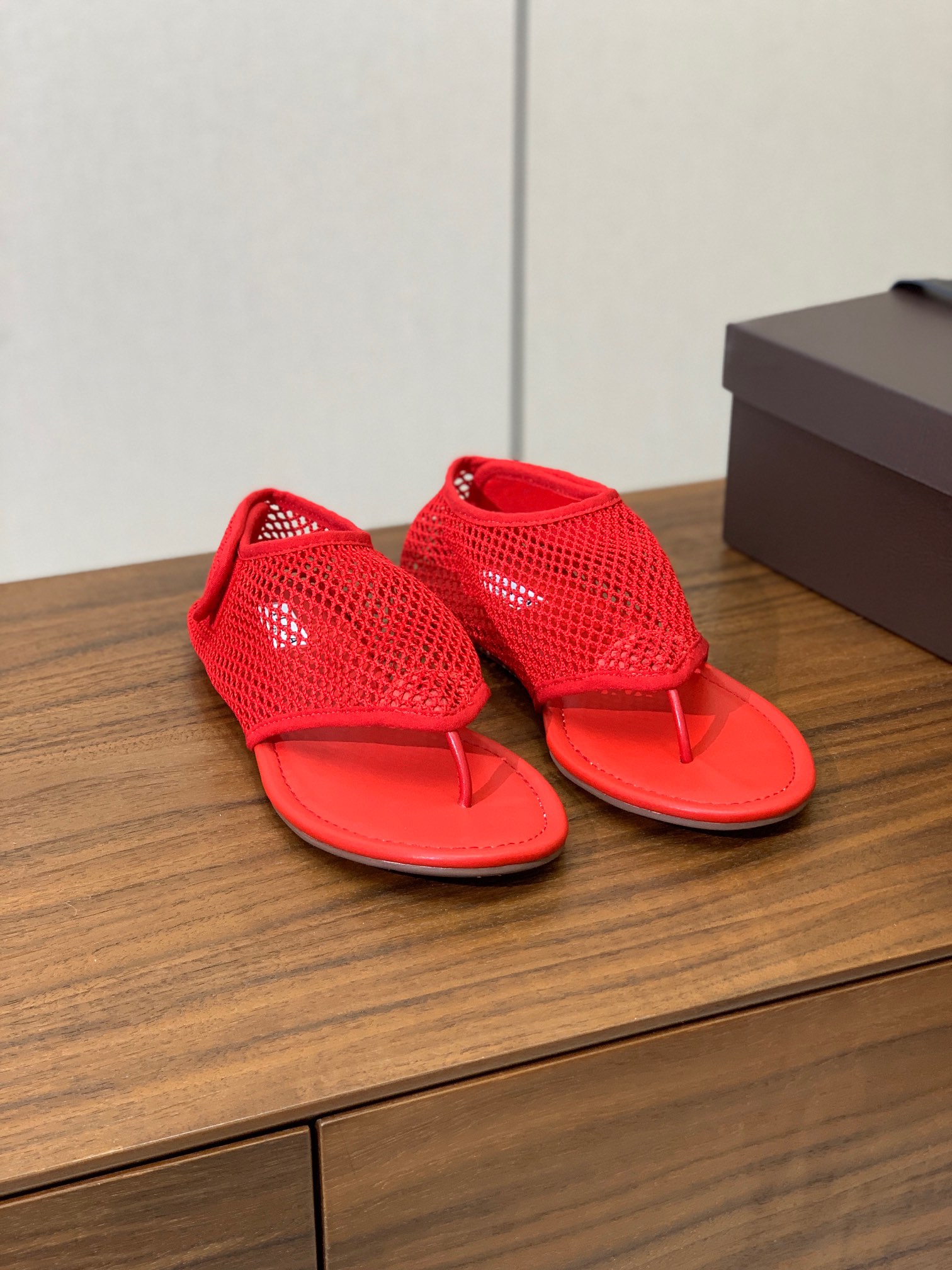 【Alaia】网面芭蕾舞平底鞋。顶级版。超级火，上脚超舒服超美。网面，羊皮垫脚，橡胶底，原版小皮箱。
码