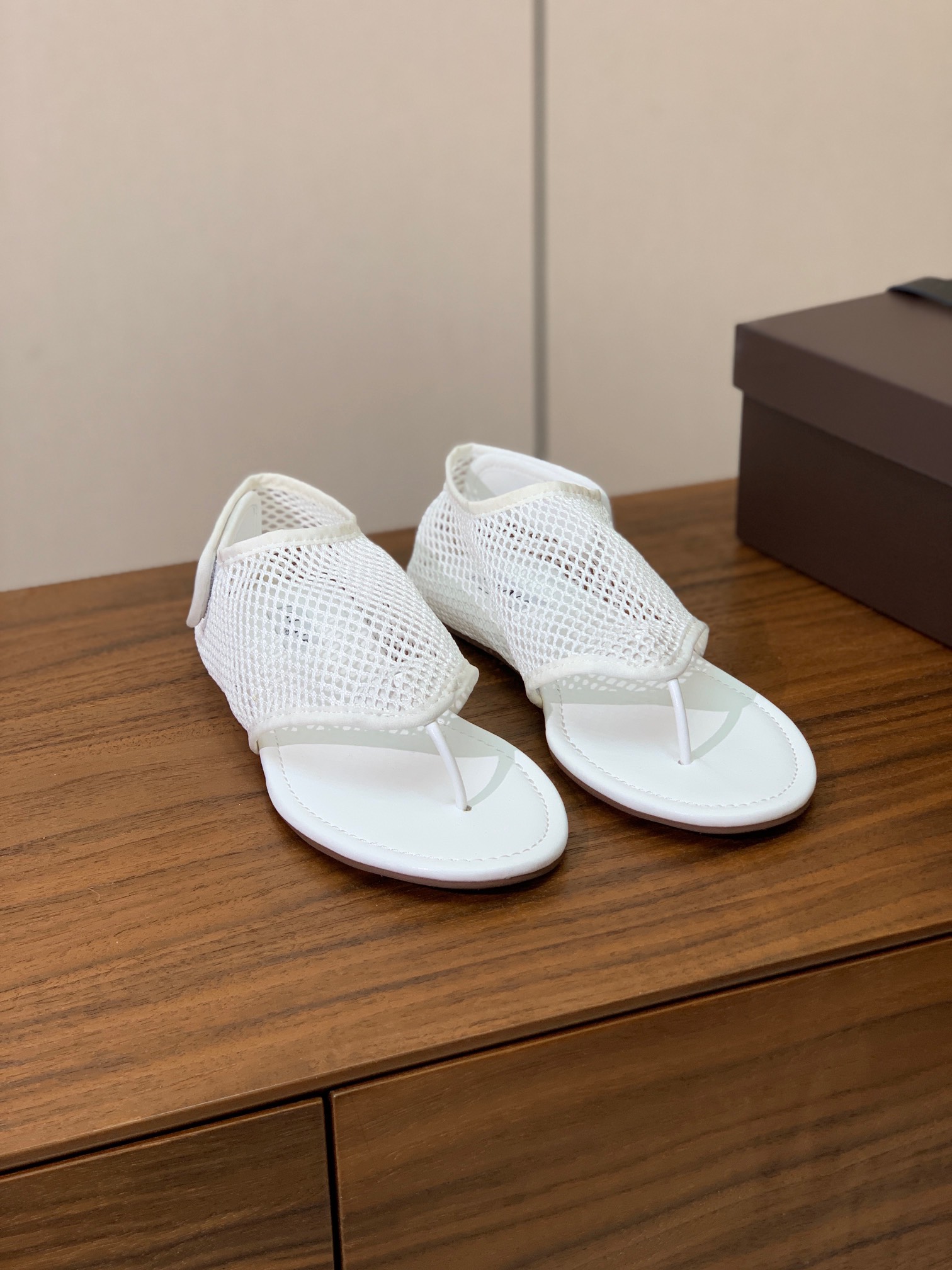 【Alaia】网面芭蕾舞平底鞋。顶级版。超级火，上脚超舒服超美。网面，羊皮垫脚，橡胶底，原版小皮箱。
码