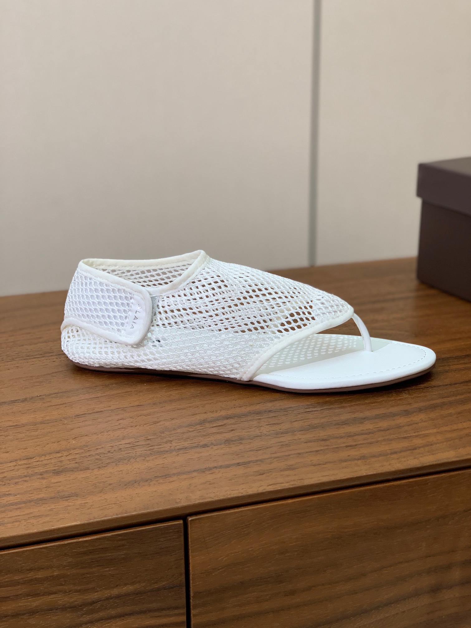 【Alaia】网面芭蕾舞平底鞋。顶级版。超级火，上脚超舒服超美。网面，羊皮垫脚，橡胶底，原版小皮箱。
码
