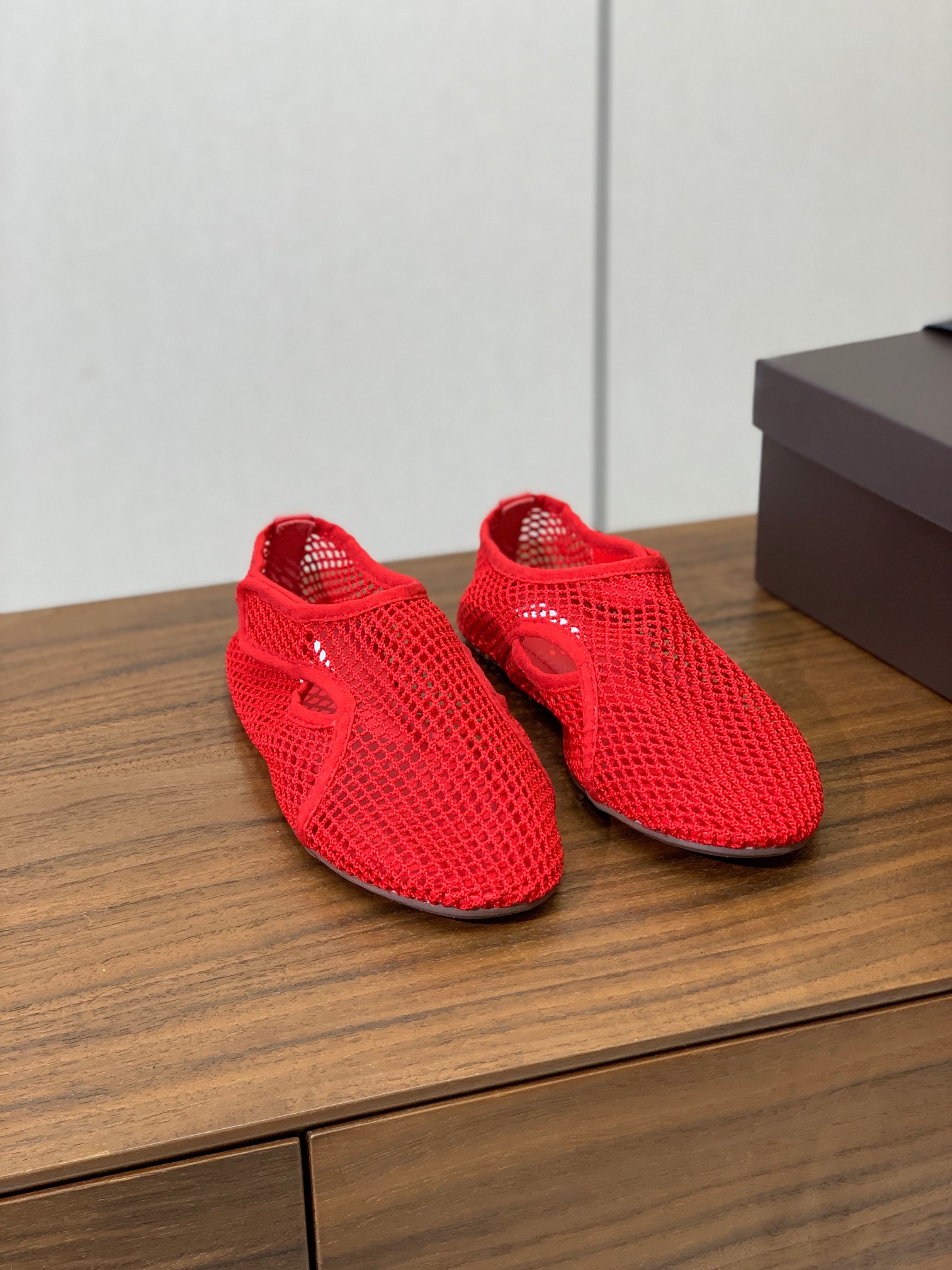 【Alaia】网面芭蕾舞平底鞋。顶级版。超级火，上脚超舒服超美。网面，羊皮垫脚，橡胶底，原版小皮箱。
码