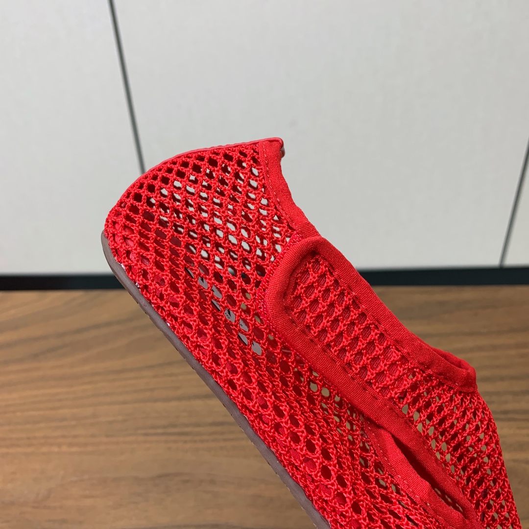 【Alaia】网面芭蕾舞平底鞋。顶级版。超级火，上脚超舒服超美。网面，羊皮垫脚，橡胶底，原版小皮箱。
码