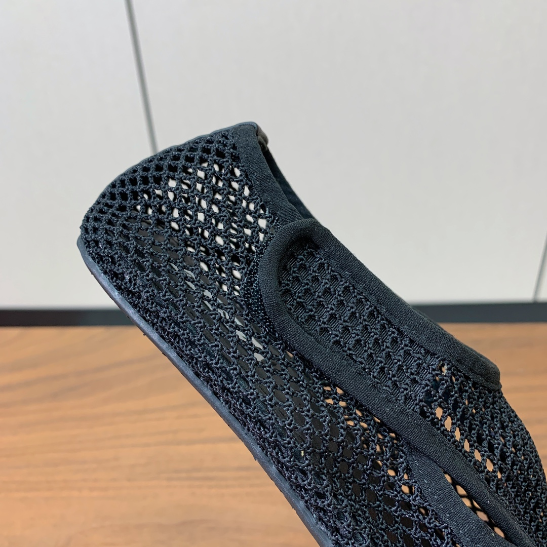 【Alaia】网面芭蕾舞平底鞋。顶级版。超级火，上脚超舒服超美。网面，羊皮垫脚，橡胶底，原版小皮箱。
码