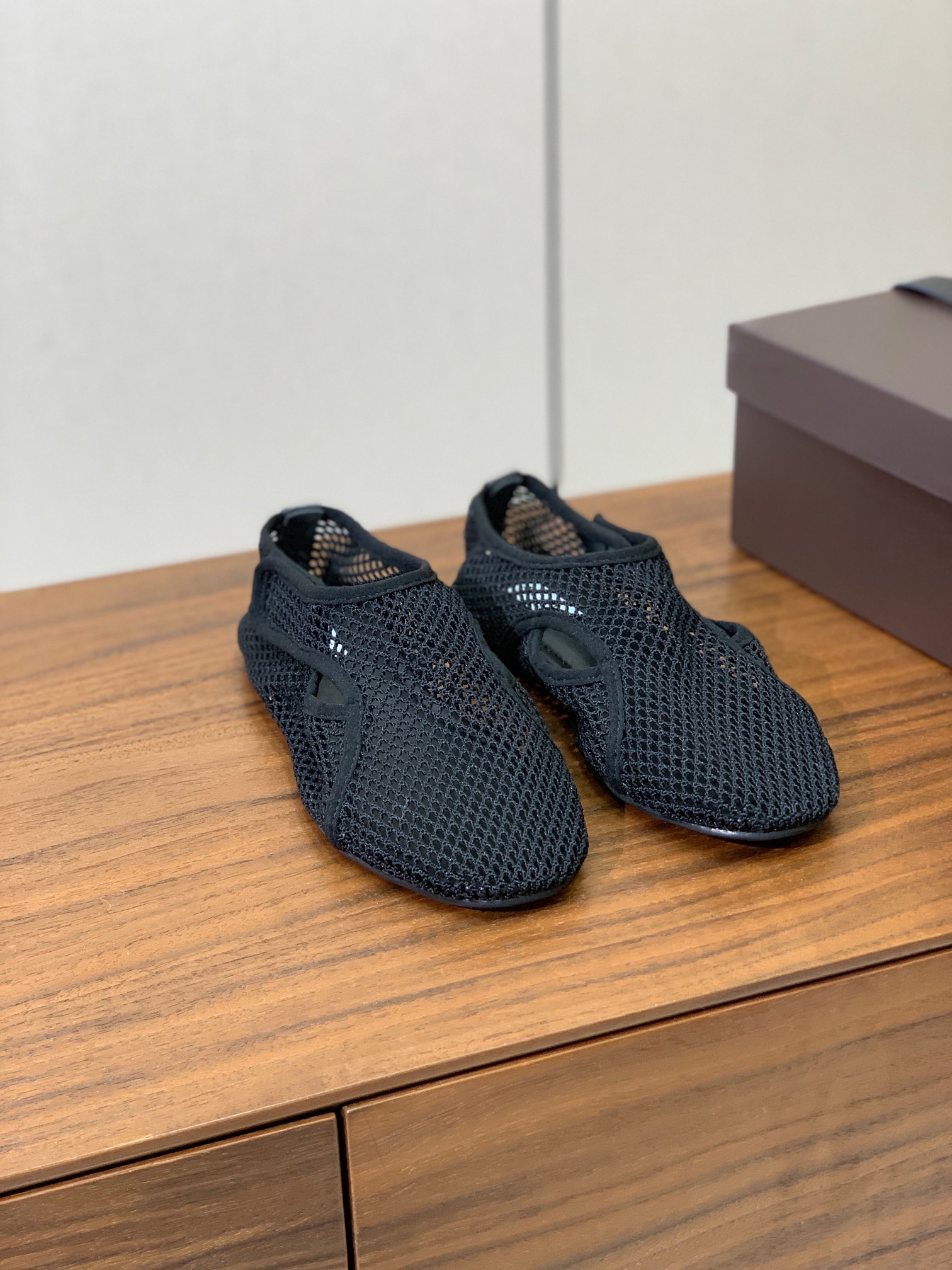 【Alaia】网面芭蕾舞平底鞋。顶级版。超级火，上脚超舒服超美。网面，羊皮垫脚，橡胶底，原版小皮箱。
码