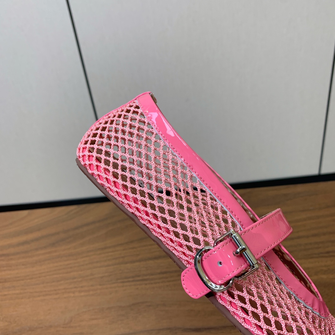 【Alaia】网面芭蕾舞平底鞋。顶级版。超级火，上脚超舒服超美。网面，羊皮垫脚，橡胶底，原版小皮箱。
码