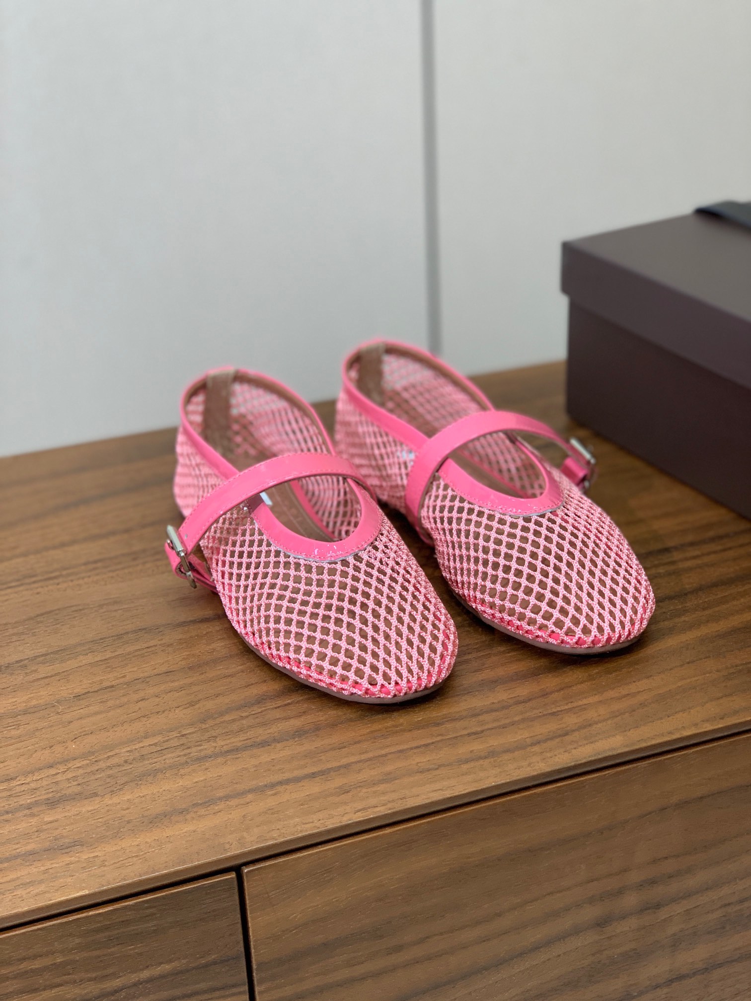 【Alaia】网面芭蕾舞平底鞋。顶级版。超级火，上脚超舒服超美。网面，羊皮垫脚，橡胶底，原版小皮箱。
码