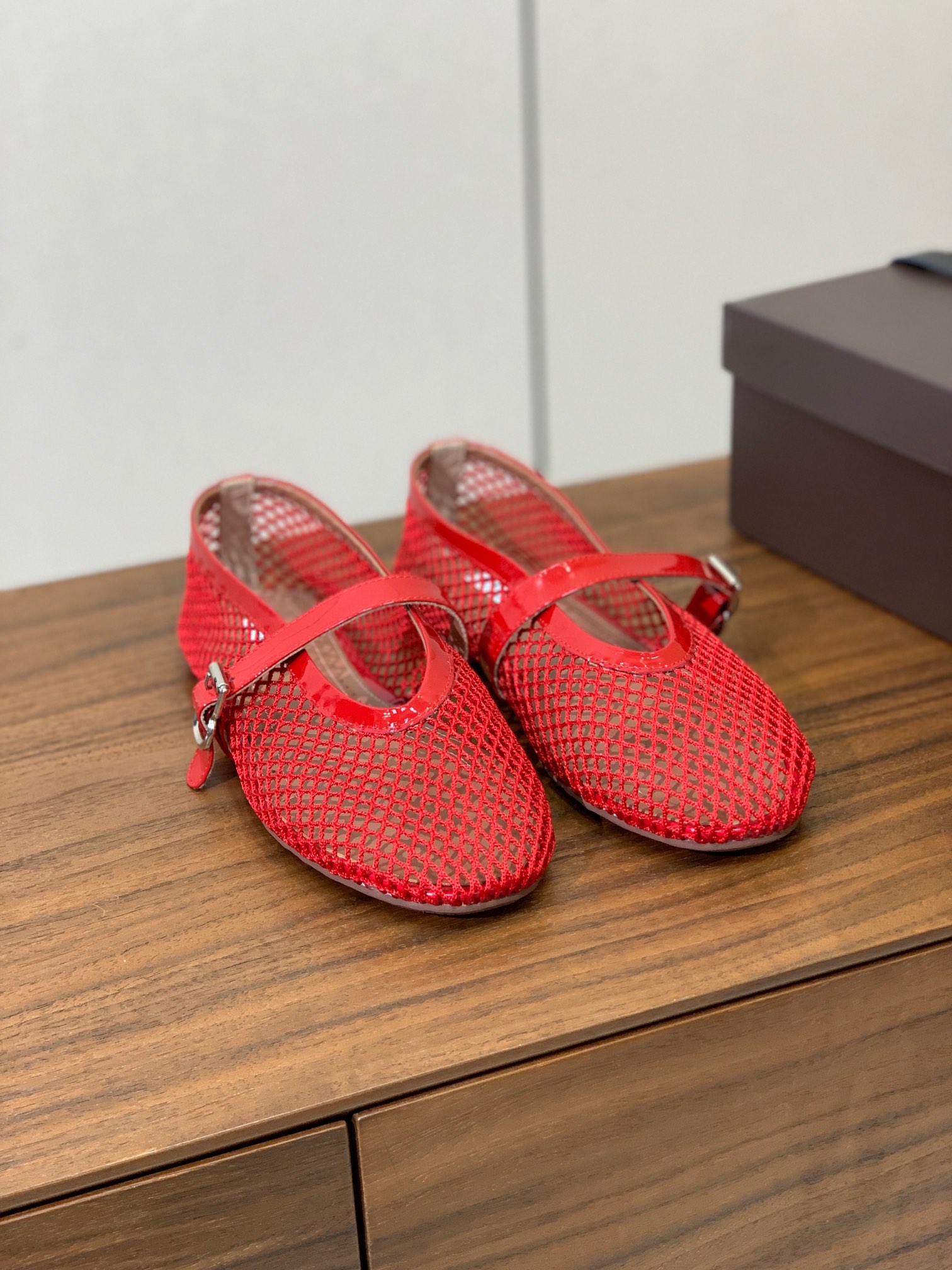【Alaia】网面芭蕾舞平底鞋。顶级版。超级火，上脚超舒服超美。网面，羊皮垫脚，橡胶底，原版小皮箱。
码