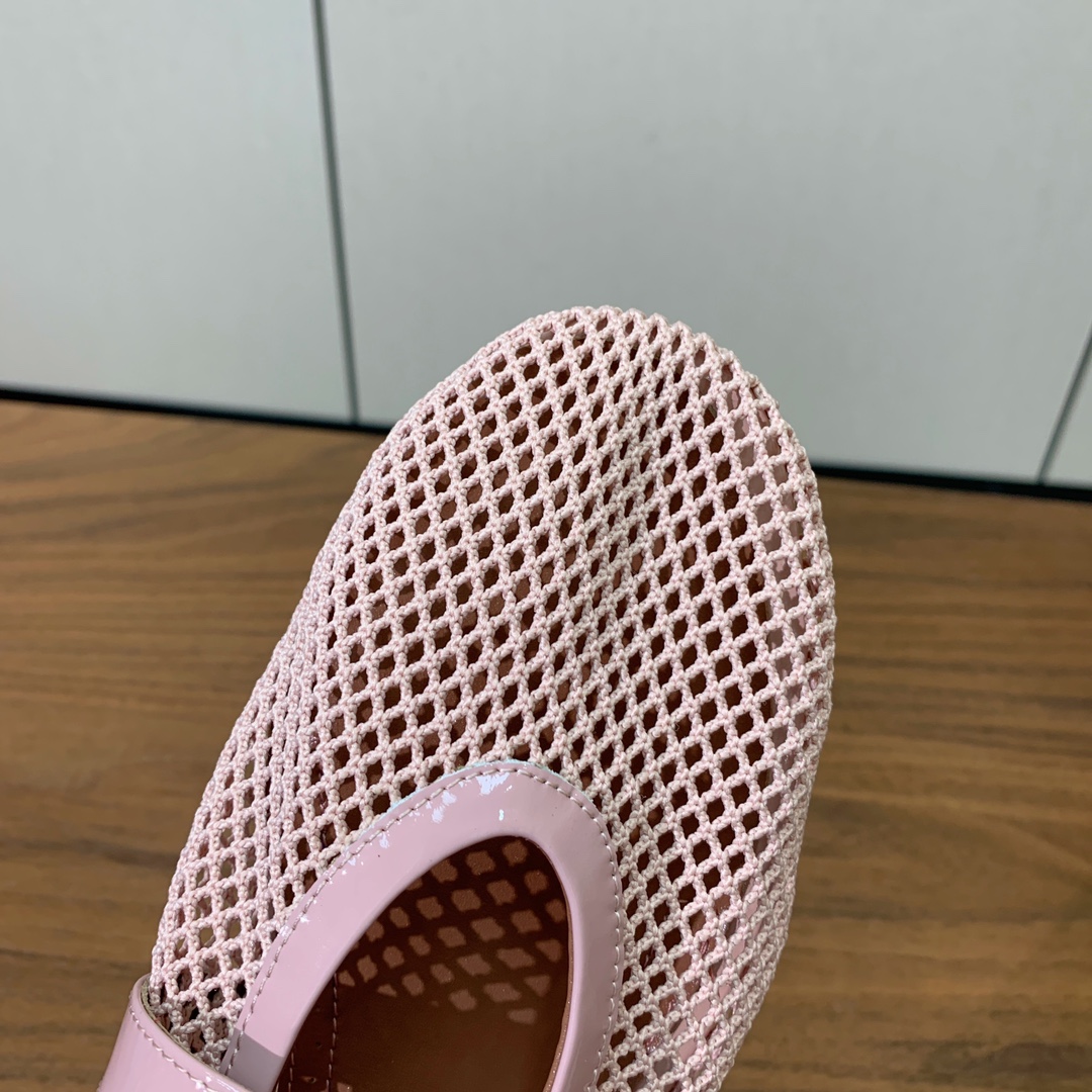 【Alaia】网面芭蕾舞平底鞋。顶级版。超级火，上脚超舒服超美。网面，羊皮垫脚，橡胶底，原版小皮箱。
码