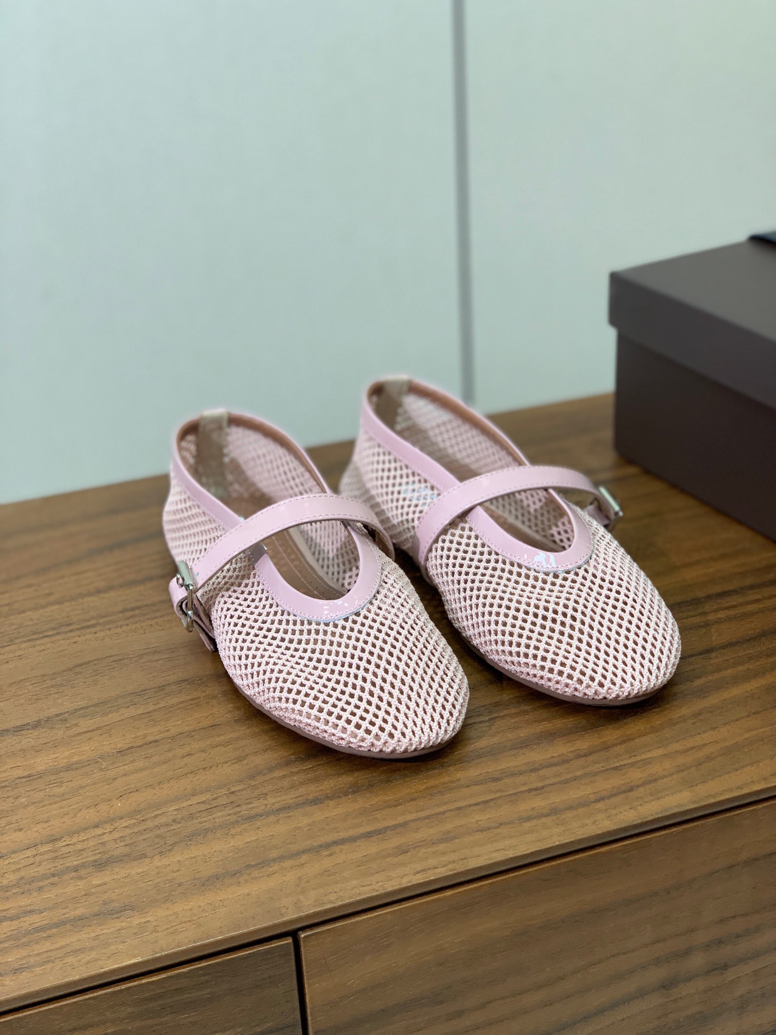 【Alaia】网面芭蕾舞平底鞋。顶级版。超级火，上脚超舒服超美。网面，羊皮垫脚，橡胶底，原版小皮箱。
码