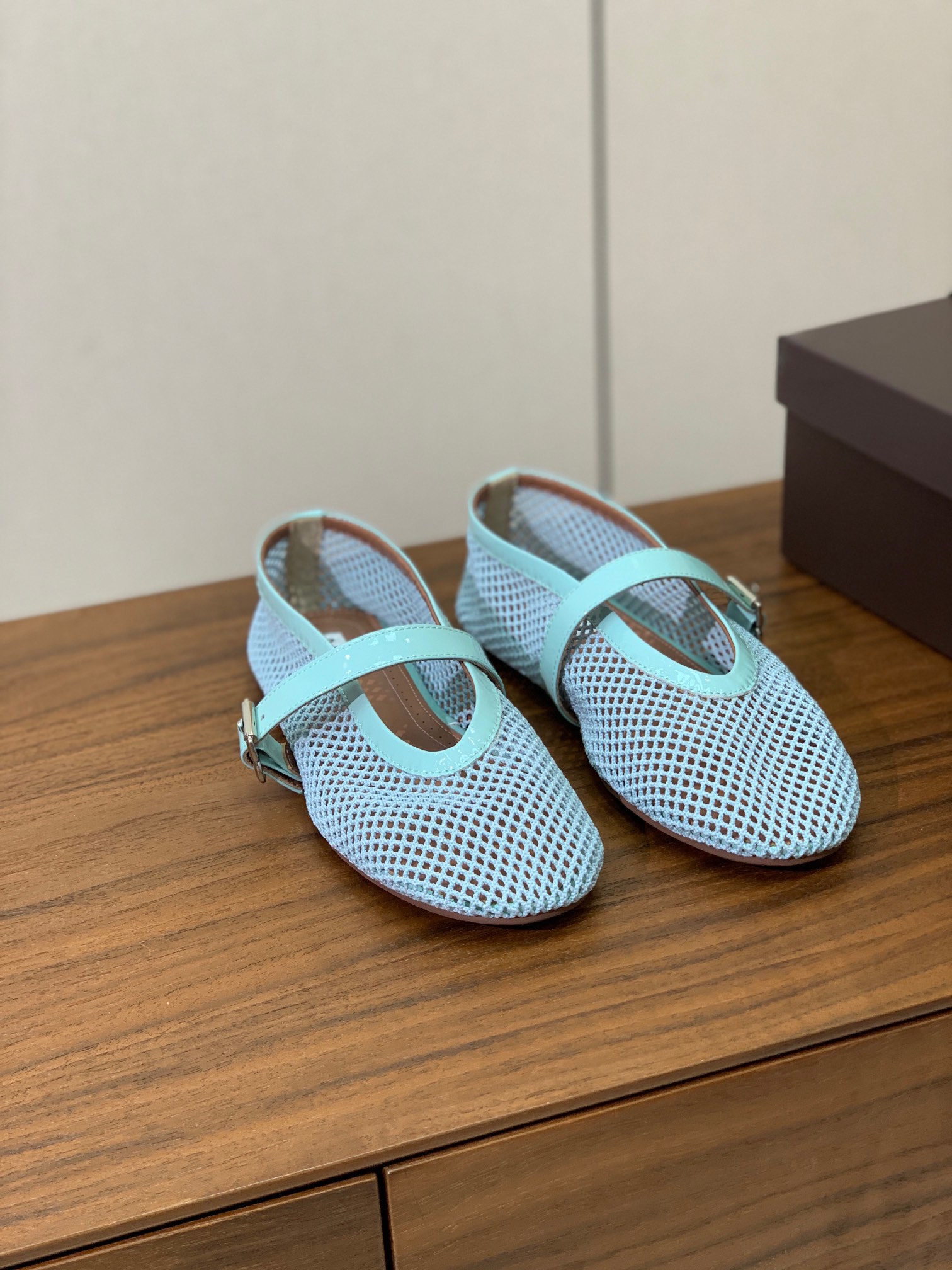 【Alaia】网面芭蕾舞平底鞋。顶级版。超级火，上脚超舒服超美。网面，羊皮垫脚，橡胶底，原版小皮箱。
码