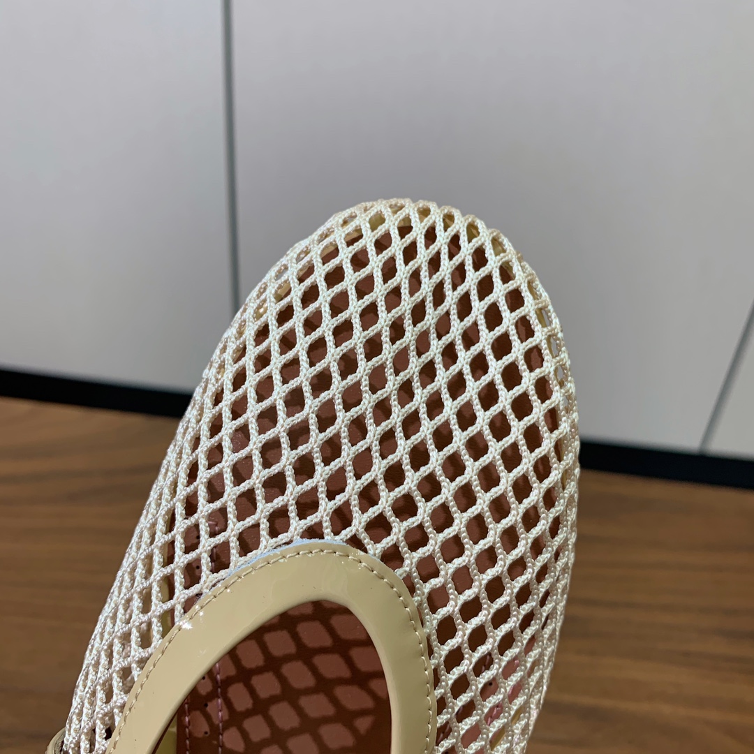 【Alaia】网面芭蕾舞平底鞋。顶级版。超级火，上脚超舒服超美。网面，羊皮垫脚，橡胶底，原版小皮箱。
码