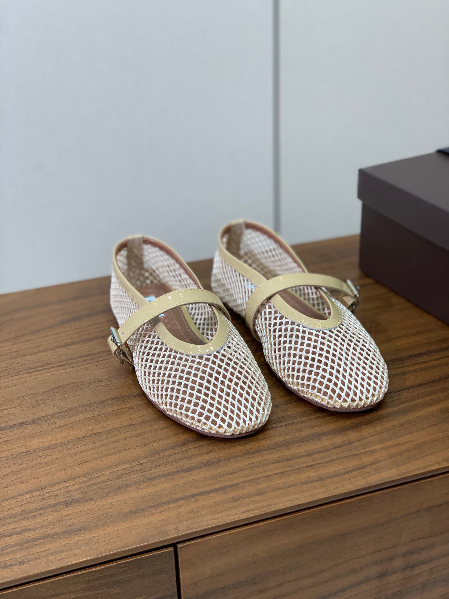 【Alaia】网面芭蕾舞平底鞋。顶级版。超级火，上脚超舒服超美。网面，羊皮垫脚，橡胶底，原版小皮箱。
码