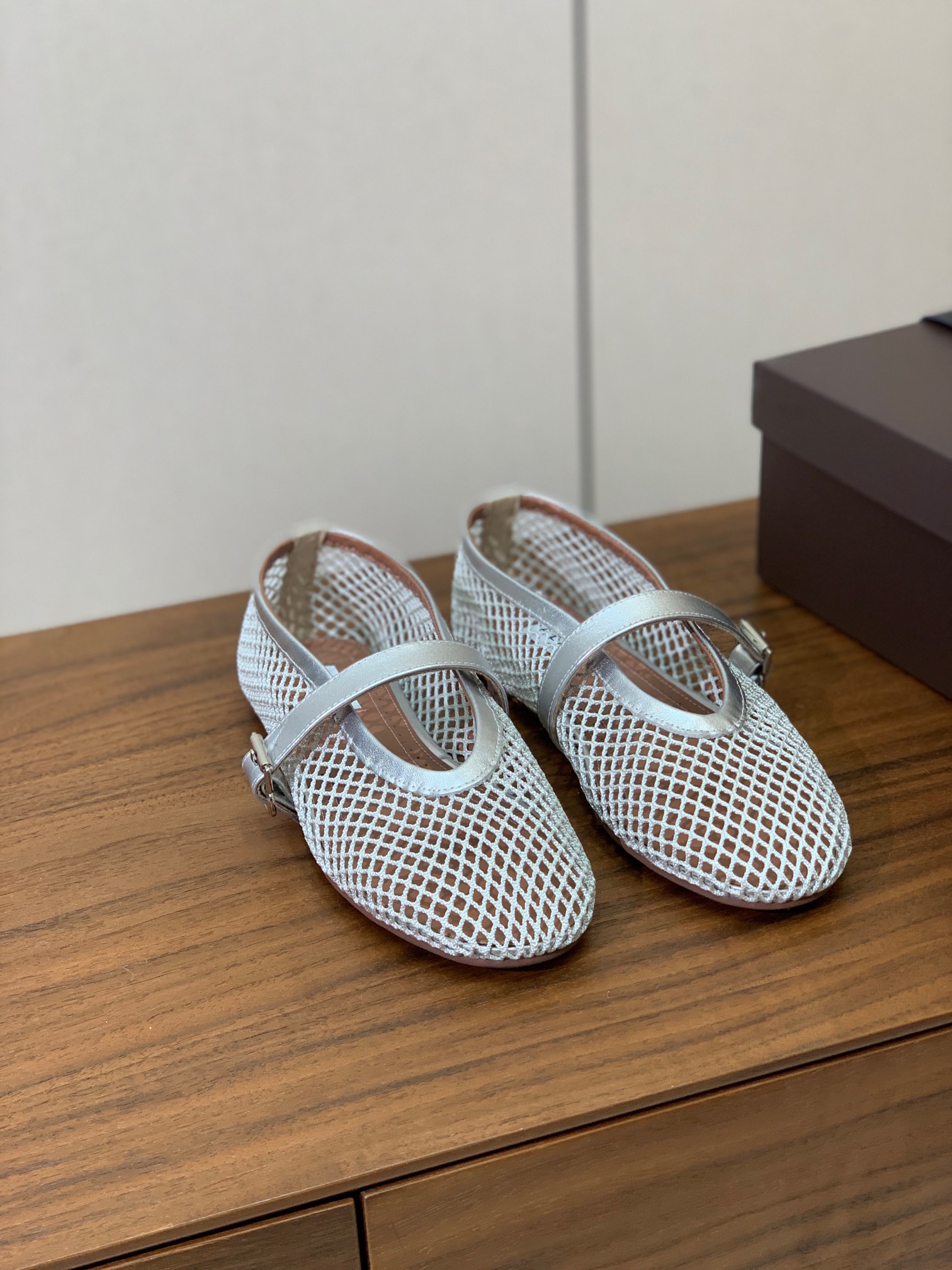 【Alaia】网面芭蕾舞平底鞋。顶级版。超级火，上脚超舒服超美。网面，羊皮垫脚，橡胶底，原版小皮箱。
码