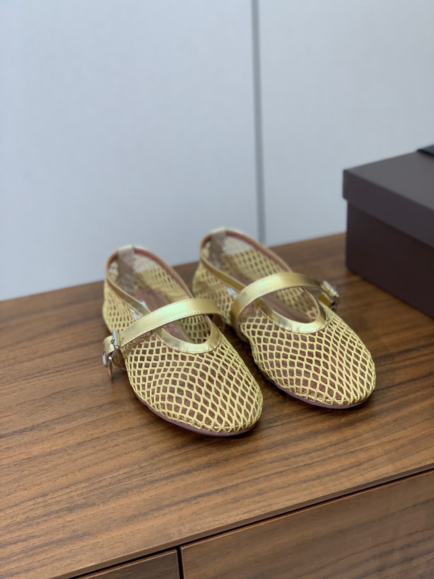 【Alaia】网面芭蕾舞平底鞋。顶级版。超级火，上脚超舒服超美。网面，羊皮垫脚，橡胶底，原版小皮箱。
码