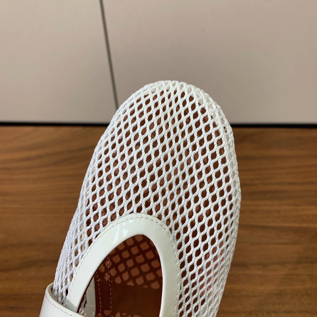 【Alaia】网面芭蕾舞平底鞋。顶级版。超级火，上脚超舒服超美。网面，羊皮垫脚，橡胶底，原版小皮箱。
码