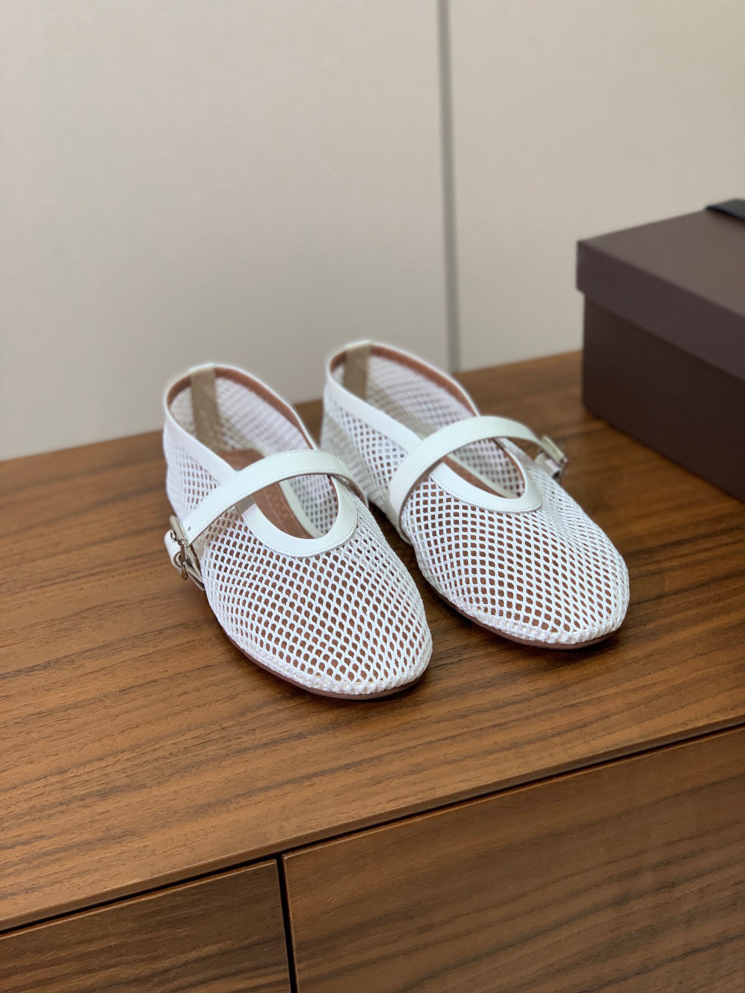 【Alaia】网面芭蕾舞平底鞋。顶级版。超级火，上脚超舒服超美。网面，羊皮垫脚，橡胶底，原版小皮箱。
码