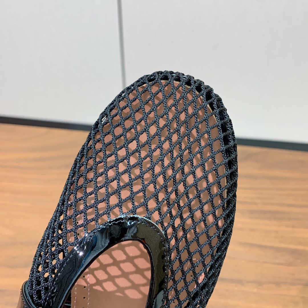 【Alaia】网面芭蕾舞平底鞋。顶级版。超级火，上脚超舒服超美。网面，羊皮垫脚，橡胶底，原版小皮箱。
码