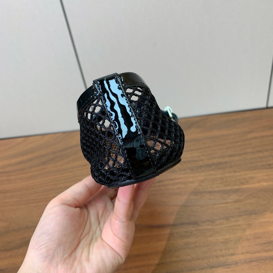 【Alaia】网面芭蕾舞平底鞋。顶级版。超级火，上脚超舒服超美。网面，羊皮垫脚，橡胶底，原版小皮箱。
码