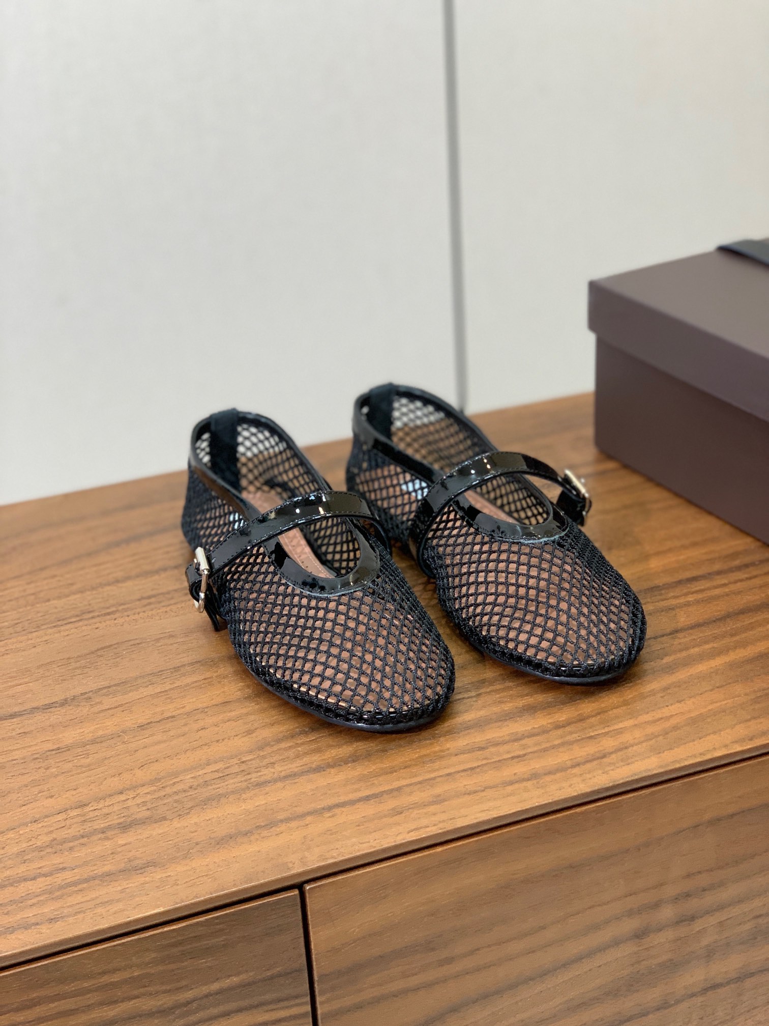 【Alaia】网面芭蕾舞平底鞋。顶级版。超级火，上脚超舒服超美。网面，羊皮垫脚，橡胶底，原版小皮箱。
码
