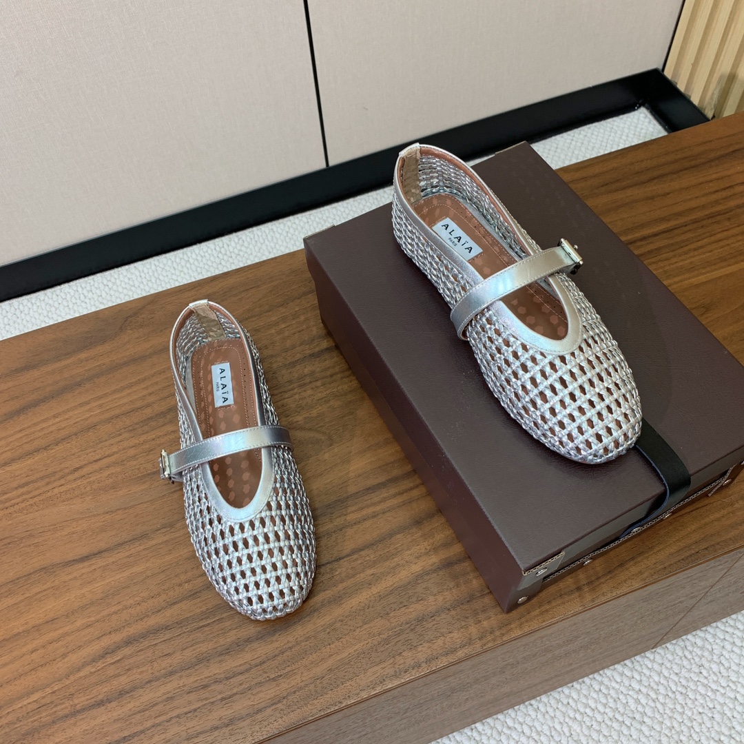 【Alaia】编织芭蕾舞平底鞋。顶级版。超级火，上脚超舒服超美。网面，羊皮垫脚，橡胶底，原版小皮箱。
码