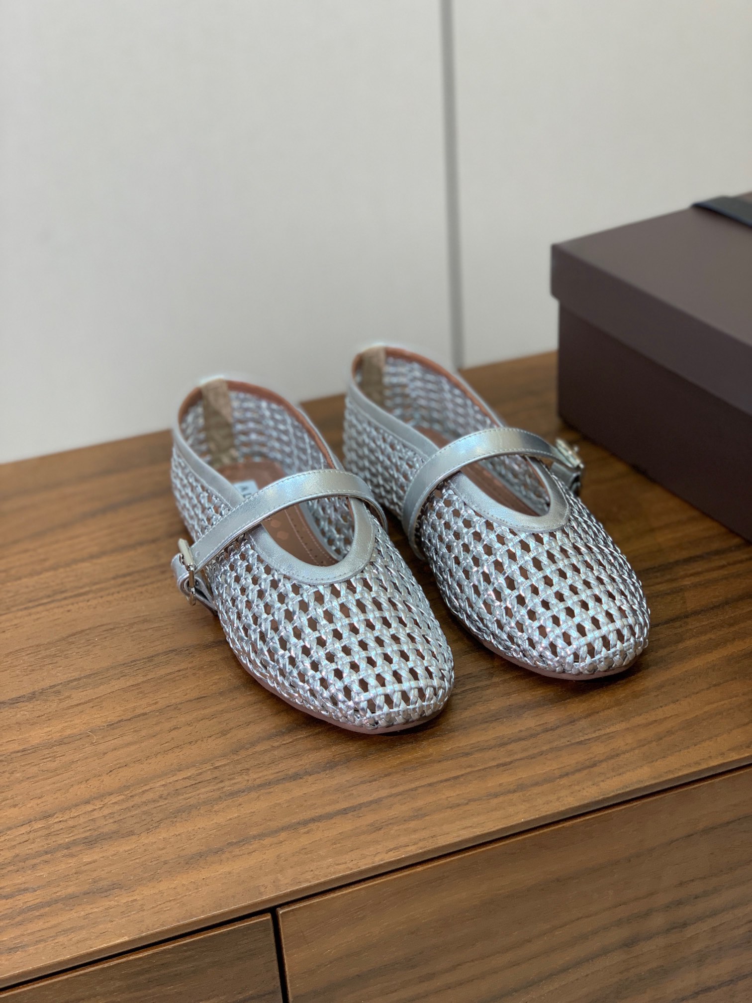 【Alaia】编织芭蕾舞平底鞋。顶级版。超级火，上脚超舒服超美。网面，羊皮垫脚，橡胶底，原版小皮箱。
码