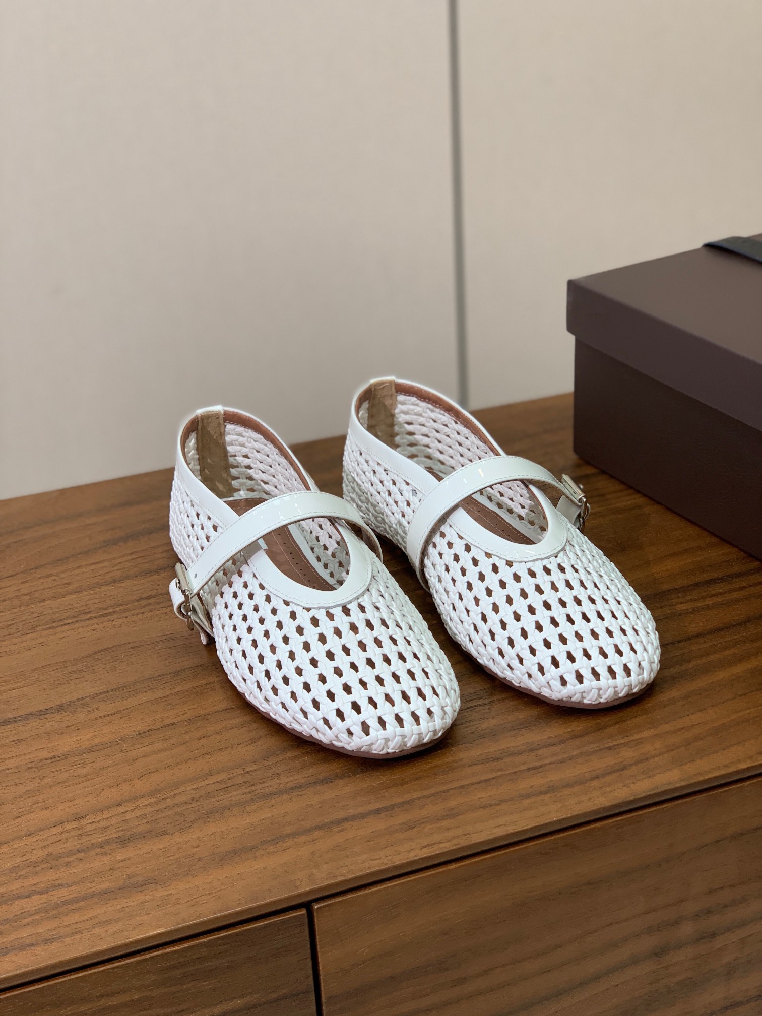 【Alaia】编织芭蕾舞平底鞋。顶级版。超级火，上脚超舒服超美。网面，羊皮垫脚，橡胶底，原版小皮箱。
码